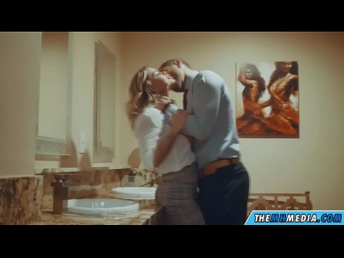 ❤️ Pe a faaosoosoina oe e se blonde busty i totonu o se faletaele lautele ❤️ Pono matagofie ❌